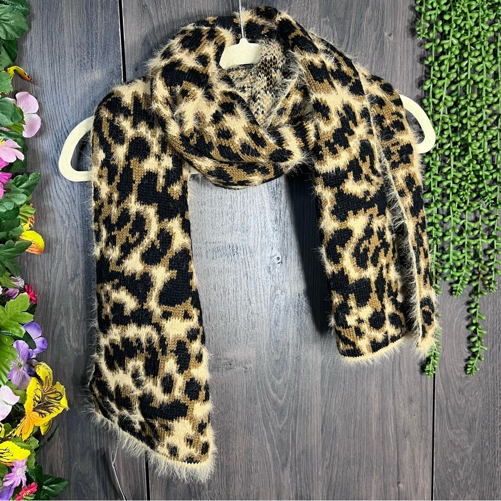 -💙2/$40💙NWT DKNY Leopard Printed Eyelash Fuzzy Knit Scarf - Picture 6 of 16